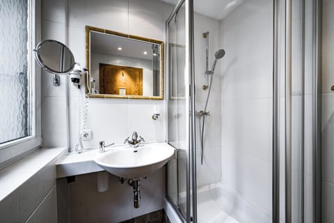 Single Room | Bathroom | Free toiletries, hair dryer, bathrobes, towels