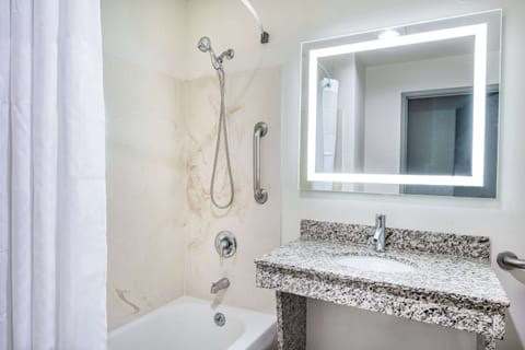 Room, 1 King Bed, Accessible, Non Smoking (Mobility/Hearing) | Accessible bathroom