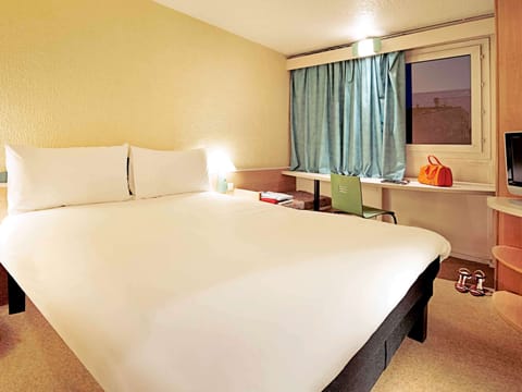 Standard Double Room, 1 Double Bed | Premium bedding, in-room safe, desk, soundproofing