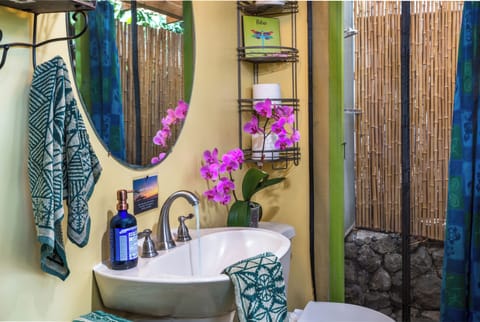 Family Studio, Private Bathroom, Sea View (Writers Studio) | Bathroom | Bathtub, towels