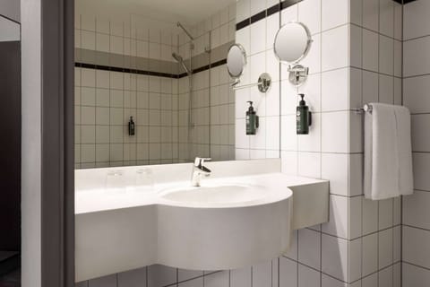 Combined shower/tub, hair dryer, towels