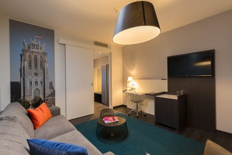 Suite | Desk, blackout drapes, free WiFi, bed sheets