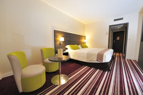 Standard Room, 1 King Bed | Premium bedding, minibar, in-room safe, desk