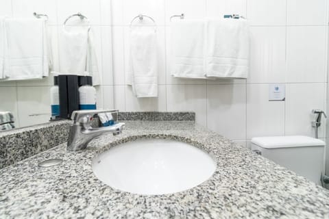 Studio | Bathroom amenities | Shower, free toiletries, hair dryer, towels