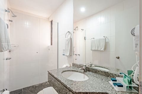 Deluxe Room | Bathroom | Shower, free toiletries, hair dryer, towels