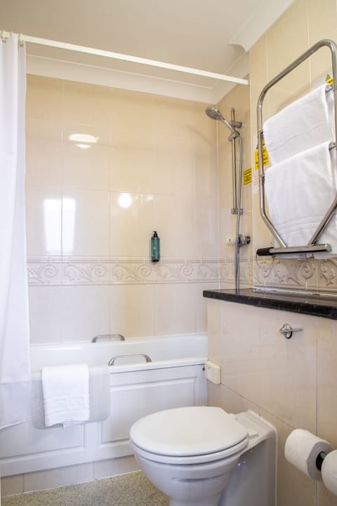 Combined shower/tub, free toiletries, hair dryer, towels