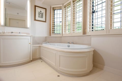 Master Room | Bathroom | Combined shower/tub, designer toiletries, hair dryer, bathrobes