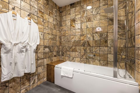 Deluxe Suite | Bathroom | Combined shower/tub, jetted tub, rainfall showerhead, free toiletries