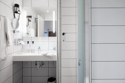 Junior Suite | Bathroom | Shower, free toiletries, hair dryer, towels