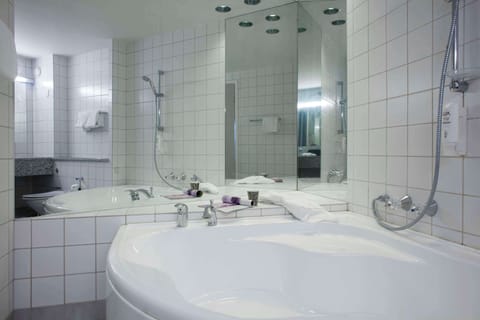 Junior Suite | Bathroom | Shower, hair dryer, towels, soap