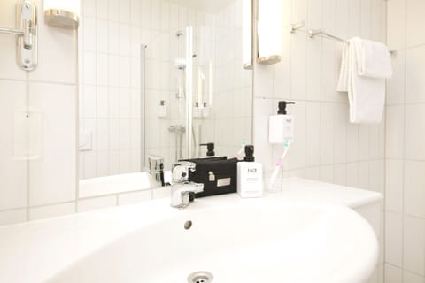 Twin Room | Bathroom | Shower, hair dryer, towels