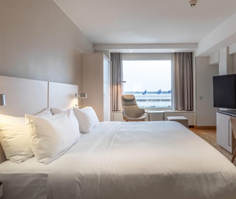 Junior Suite, 1 King Bed, Partial Sea View | Hypo-allergenic bedding, minibar, in-room safe, desk