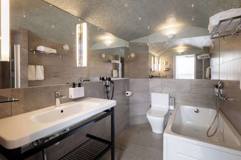 Suite (Master) | Bathroom | Shower, free toiletries, hair dryer, towels