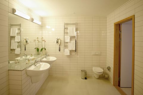 Suite | Bathroom | Shower, hair dryer, towels