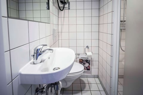 Economy Single Room | Bathroom | Shower, hair dryer, towels, soap