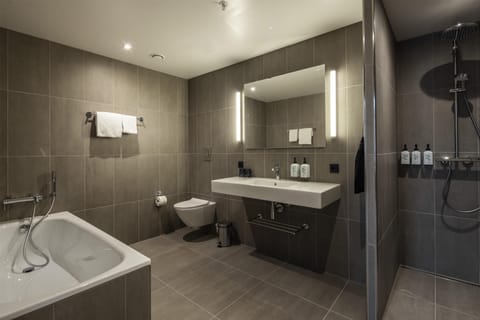 Suite (Master) | Bathroom | Shower, hair dryer, towels, soap