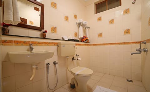 Superior Room, 1 Double Bed | Bathroom | Shower, free toiletries, towels