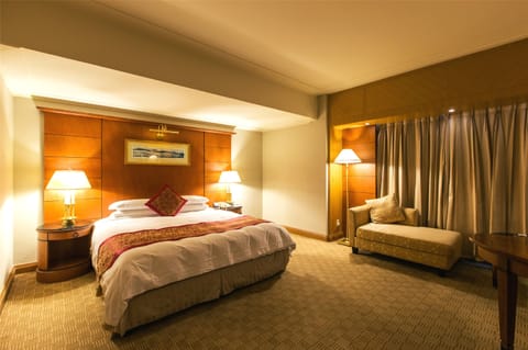 Deluxe Room | Down comforters, minibar, in-room safe, desk