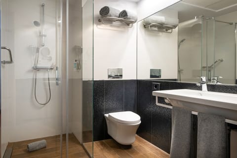 The Innside Single Room | Bathroom | Shower, free toiletries, hair dryer, towels