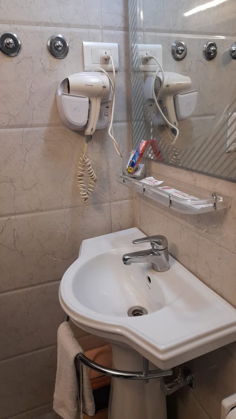 Shower, rainfall showerhead, free toiletries, hair dryer