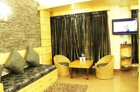 Deluxe Suite, 1 Double Bed | Living room | 32-inch TV with cable channels