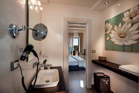 Deluxe Double Room, Balcony, Sea View | Bathroom | Shower, free toiletries, hair dryer, bathrobes