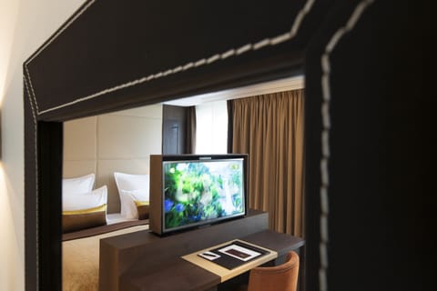 Deluxe Room | In-room business center