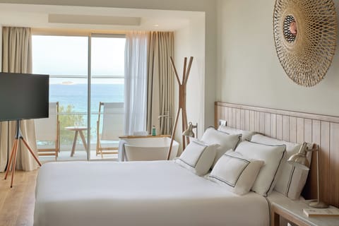 Junior Suite, Sea View (The Level) | Minibar, in-room safe, free WiFi, bed sheets