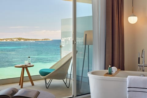 The Level Junior Suite Supreme Sea View | Bathroom | Free toiletries, hair dryer, towels