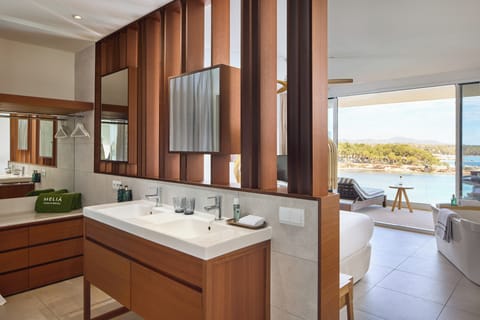 The Level Junior Suite Supreme Sea View | Bathroom | Free toiletries, hair dryer, towels