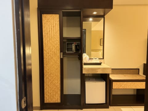 Deluxe Room | In-room safe, desk, blackout drapes, free WiFi