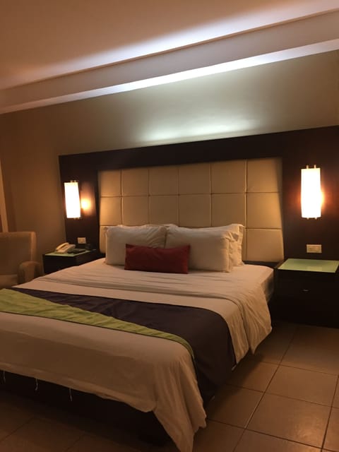 Deluxe Room, 1 King Bed | In-room safe, desk, blackout drapes, free WiFi