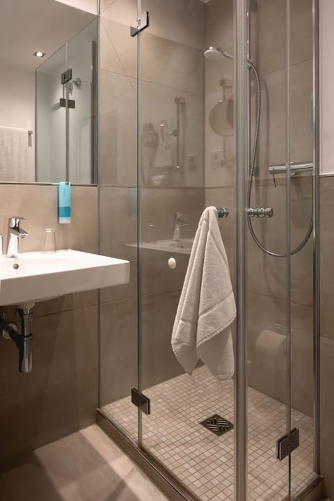 Comfort Single Room | Bathroom | Shower, free toiletries, hair dryer, towels