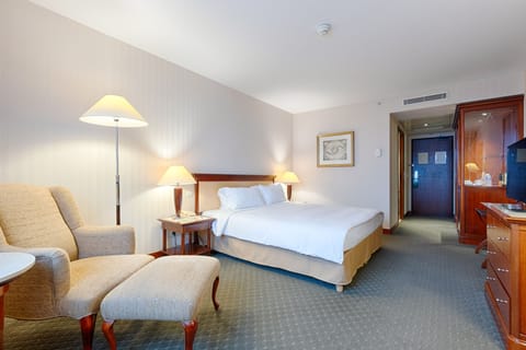 Deluxe Double Room | In-room safe, desk, soundproofing, iron/ironing board