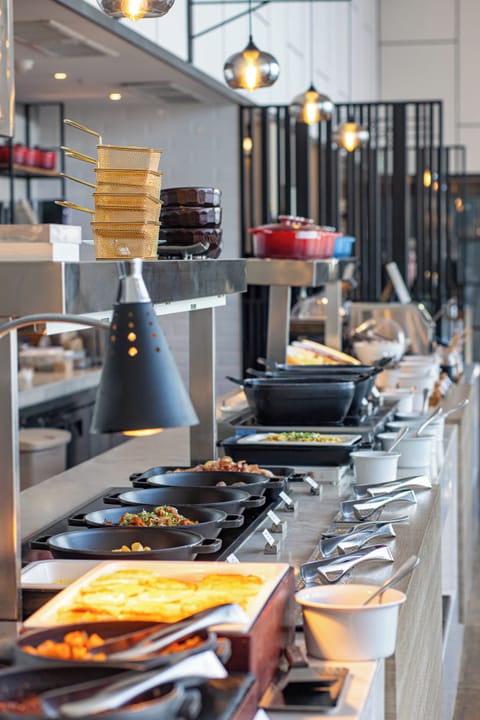 Daily buffet breakfast (KRW 25000 per person)