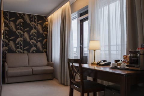 Junior Suite, Balcony | Hypo-allergenic bedding, individually decorated, desk, laptop workspace