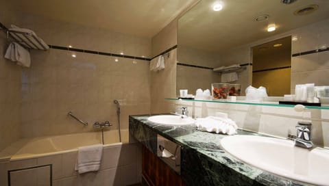 Deluxe Suite | Bathroom | Combined shower/tub, hair dryer, towels