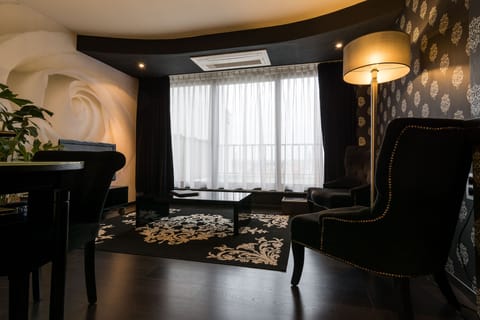 Deluxe Suite | Hypo-allergenic bedding, minibar, in-room safe, desk