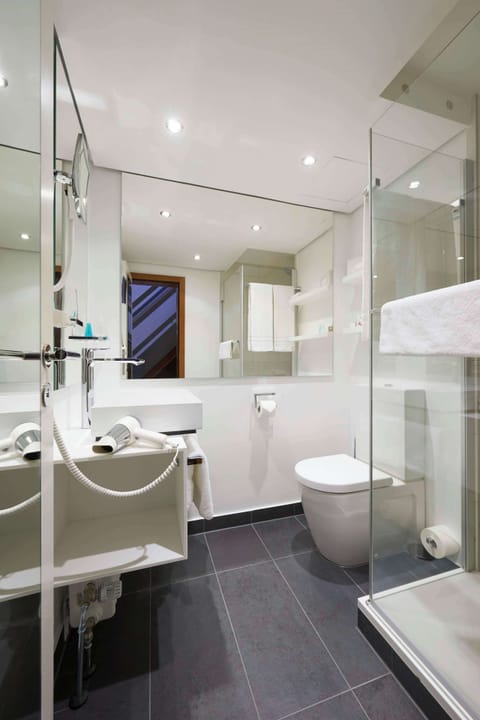 Comfort Double Room | Bathroom | Shower, eco-friendly toiletries, hair dryer, towels