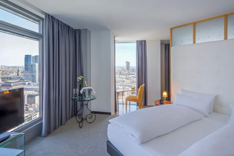 The Loft | Premium bedding, free minibar, in-room safe, desk