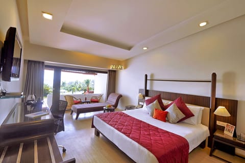 Superior Room, 1 Queen Bed, Sea View | Minibar, in-room safe, desk, blackout drapes