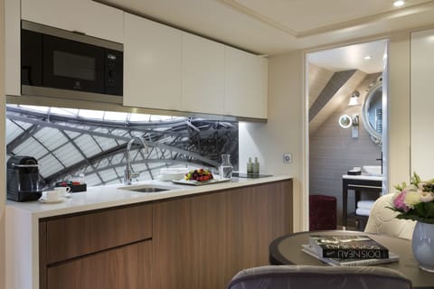 Suite (Première) | Private kitchen | Fridge, microwave, stovetop, dishwasher