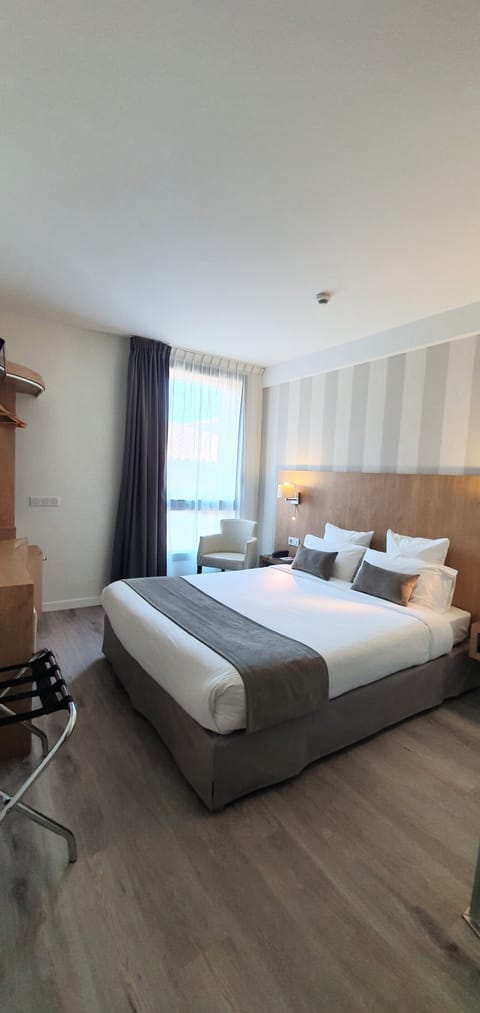 Standard Double Room | In-room safe, desk, soundproofing, iron/ironing board