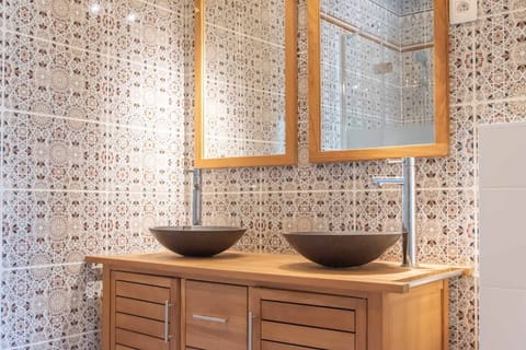 Luxury Double Room | Bathroom | Shower, free toiletries, hair dryer, towels