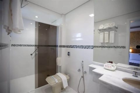 CASAL + 1 STANDARD | Bathroom | Shower, rainfall showerhead, free toiletries, hair dryer