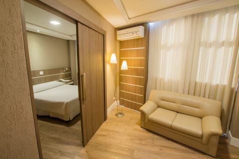 Suite Triplo Casal | Minibar, in-room safe, free WiFi, bed sheets