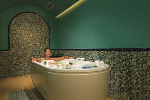 Couples treatment rooms, spa tub, body treatments, mud baths