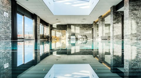 Indoor pool, sun loungers