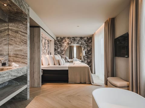 Fitness Suite | Minibar, in-room safe, desk, laptop workspace