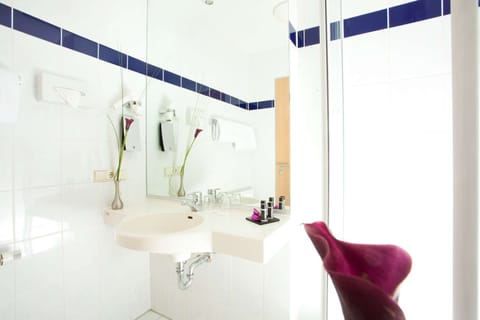 Standard Room | Bathroom | Shower, hair dryer, towels